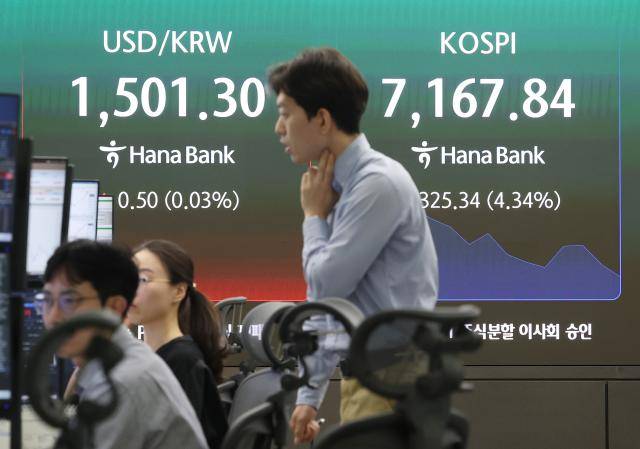 18일 서울 오전 중구 하나은행 딜링룸 현황판. [사진=연합뉴스]