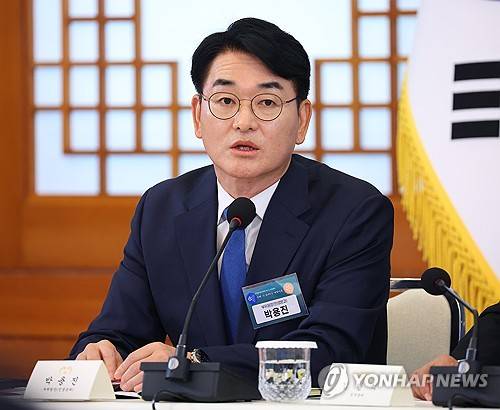 발언하는 박용진 부위원장(서울=연합뉴스) 김도훈 기자 = 박용진 규제합리화위원회 부위원장이 15일 청와대에서 이재명 대통령 주재로 열린 규제합리화위원회 제1차 전체회의에서 발언하고 있다. 2026.4.15 superdoo82@yna.co.kr