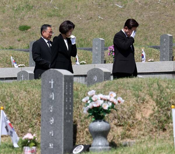 이재명 대통령과 김혜경 여사가 18일 광주 북구 5·18민주묘지 묘역을 둘러보고 있다. 2026.5.18 [청와대통신사진기자단] 연합뉴스