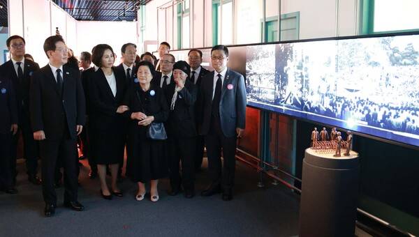 이재명 대통령과 김혜경 여사가 18일 광주 옛 전남도청에서 개관특별전을 관람하고 있다. 문화체육관광부는 전시, 추모공간 등으로 조성한 옛 전남도청을 이날 정식 개관했다. 2026.5.18 [청와대통신사진기자단] 연합뉴스