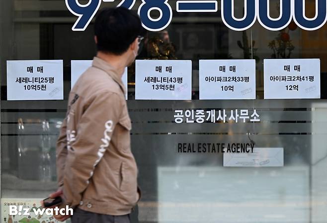 성북구를 비롯한 서울 강북지역 주요 아파트 단지들이 전월세 난에 빠졌다. 24일 기준 전세 매물이 '0'인 래미안 세레니티 인근의 공인중개업소 모습./사진=이명근 기자 qwe123@