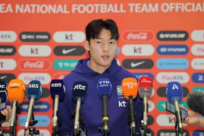 2026 북중미 월드컵에 출전하는 축구 국가대표팀 배준호가 18일 인천국제공항 제2여객터미널에서 사전 훈련 캠프가 열리는 미국 유타주 솔트레이크시티로 출국하기 전 취재진 질문에 답하고 있다. 사진=연합뉴스