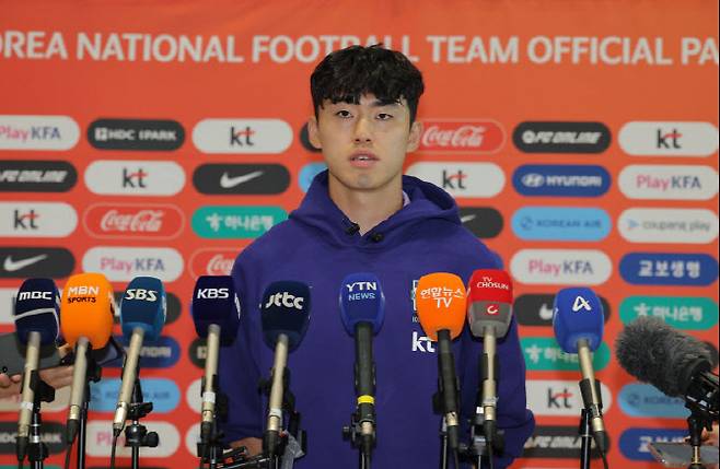 2026 북중미 월드컵에 출전하는 축구 국가대표팀 이기혁이 18일 인천국제공항 제2여객터미널에서 사전 훈련 캠프가 열리는 미국 유타주 솔트레이크시티로 출국하기 전 취재진 질문에 답하고 있다. 사진=연합뉴스