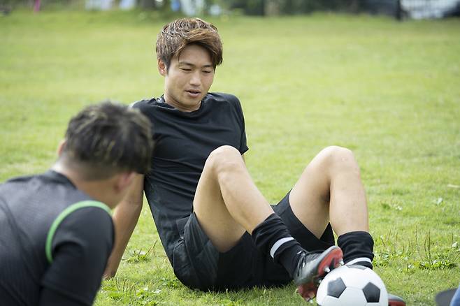 남성들이 잔디밭에서 축구를 하다 잠시 쉬고 있다. 축구·농구·야구 등의 운동을 하고, 격렬한 몸싸움이 잦을 경우엔 스포츠 고글을 착용하는 게 좋다. 안구 부상이 심하면 시력을 잃을 수도 있기 때문이다. 부상이 겉으로 보기에는 가벼워도, 망막이 파열됐을 수 있으니 신경을 써야 한다. 사진=게티이미지뱅크