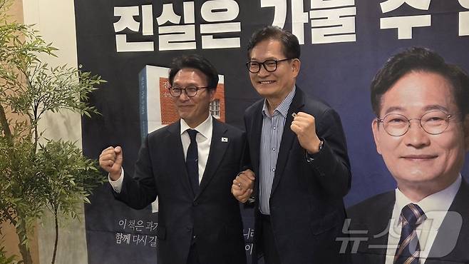 지난 2월 28일 대구 수성구 그랜드호텔에서 열린 송영길 전 더불어민주당 대표의 출판기념회에 김민석 국무총리가 깜짝 방문해 기념사진을 촬영하고 있다.2026.2.28 ⓒ 뉴스1 이성덕 기자