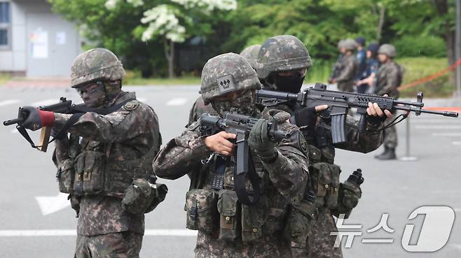 지난 11일 경기 화성시 동탄구 한국지역난방공사 동탄지사에서 육군 수도군단 예하 제51보병사단 장병들이 대침투종합훈련을 하는 모습. 2026.5.11. / ⓒ 뉴스1 김영운 기자(사진은 기사 내용과 무관함)