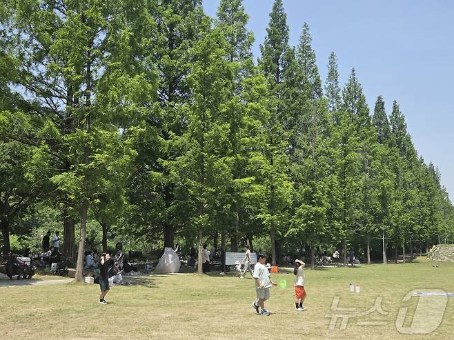 초여름 날씨가 이어진 17일 오전 11시께 전북 전주시 완산구 대성동의 치명자산성지평화의전당에서 나들이객이 피크닉을 즐기고 있다. 2026.5.17 ⓒ 뉴스1 장수인 기자