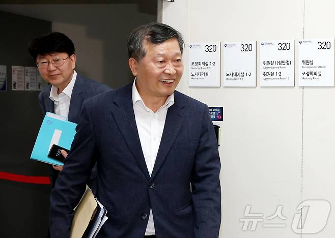 박수근 중앙노동위원회 위원장이 18일 정부세종청사 중앙노동위원회에서 열리는 2차 삼성전자 노·사후조정 회의 중 점심 식사를 위해 회의장을 나서고 있다. 2026.5.18 ⓒ 뉴스1 김기남 기자