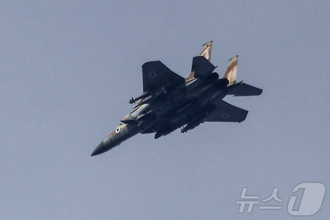 이스라엘 전투기 한 대가 이스라엘 상공을 비행하고 있다. (사진은 기사 내용과 무관함) 2025.01.14. ⓒ 로이터=뉴스1