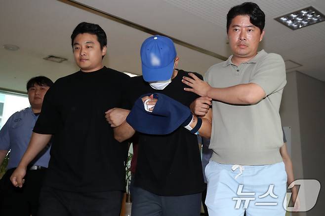 대구 달서구의 한 아파트에 침입해 스토킹하던 50대 여성을 흉기로 살해하고 도주한 혐의를 받는 피의자 A씨가 16일 오후 대구지방법원 서부지원에 출석해 구속 전 피의자 심문(영장실질심사)을 마친 뒤 법원을 떠나고 있다. 2025.6.16 ⓒ 뉴스1 공정식 기자