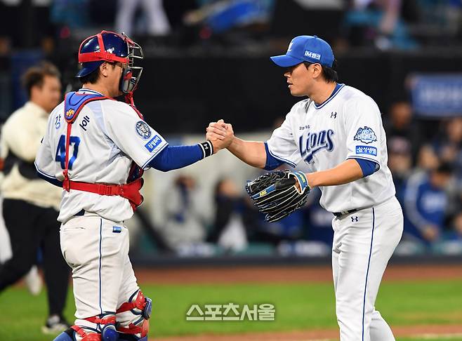 삼성 김재윤(오른쪽)이 22일 대구 삼성라이온즈파크에서 열린 2025 KBO리그 한화와 플레이오프 4차전 9회초 등판해 승리를 지켜낸 뒤 포수 강민호와 하이파이브를 나누고 있다. 대구 | 박진업 기자 upandup@sportsseoul.com