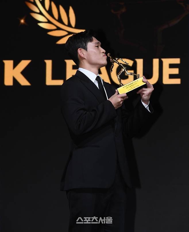 울산 HD 이동경이 1일 서울 서대문구 스위스그랜드호텔에서 열린 ‘하나은행 K리그 2025 대상 시상식’에서 K리그1 MVP를 수상한 뒤 기념촬영을 하고 있다. 2025. 12. 1.  박진업 기자 upandup@sportsseoul.com
