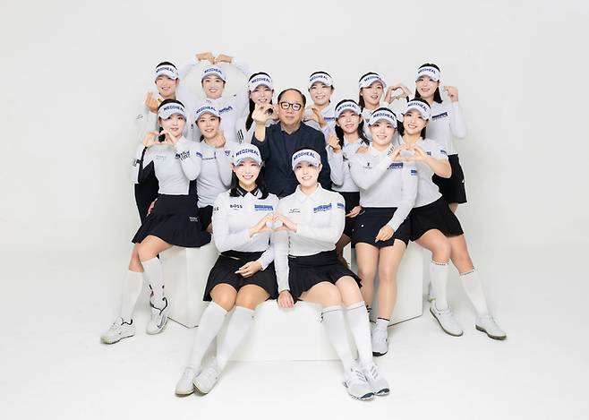 여자 골프선수들의 ‘워너비 팀’으로 꼽히는 메디힐 골프단 선수들이 권오섭 회장과 함께 포즈를 취하고 있다. 권 회장은 스포츠 구단 운영에 진심인 기업인 중 한 명이다. 사진 | 메디힐 골프단