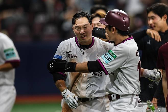 키움 안치홍(왼쪽)이 10일 서울 고척스카이돔에서 열린 2026 KBO리그 KT전에서 끝내기 만루 홈런으로 승리를 거둔 뒤 서건창의 축하를 받고 있다. 사진 | 키움 히어로즈