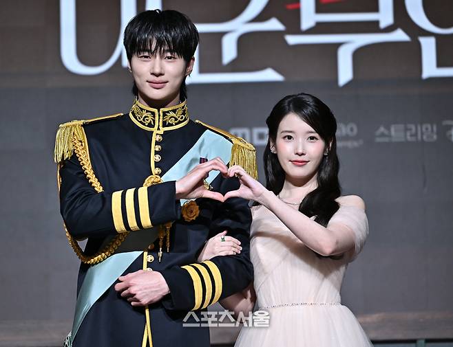 변우석, 아이유가 지난 4월 6일 조선 팰리스 서울 강남에서 열린 MBC 새 금토드라마 ‘21세기 대군부인’ 제작발표회에서 포즈를 취하고 있다. 사진 | 최승섭기자