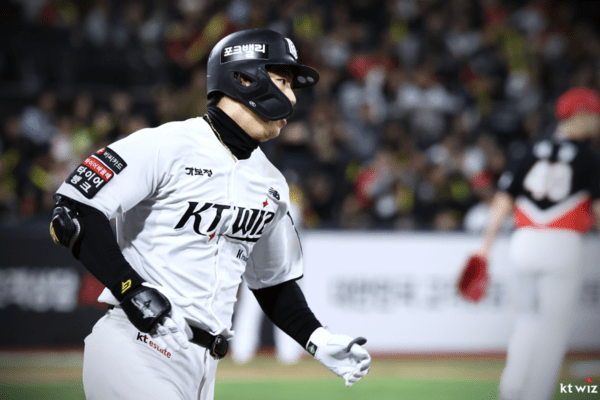17일 KT 위즈가 수원 KT위즈파크에서 열린 2026 신한 SOL KBO리그 홈 경기에서 한화 이글스를 8-7로 제압했다.(KT의 지명타자 이정훈 _ 9회말 1사 1·3루서 결승타) /사진=KT위즈