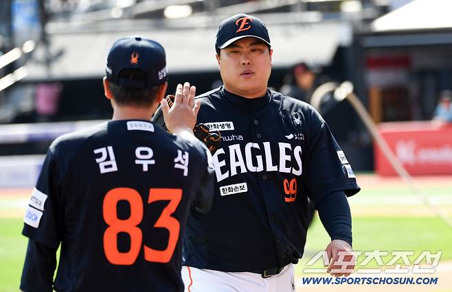 17일 수원KT위즈파크에서 열린 KT와 한화의 경기. 5회를 마친 한화 선발 류현진이 더그아웃으로 향하고 있다. 수원=박재만 기자 pjm@sportschosun.com