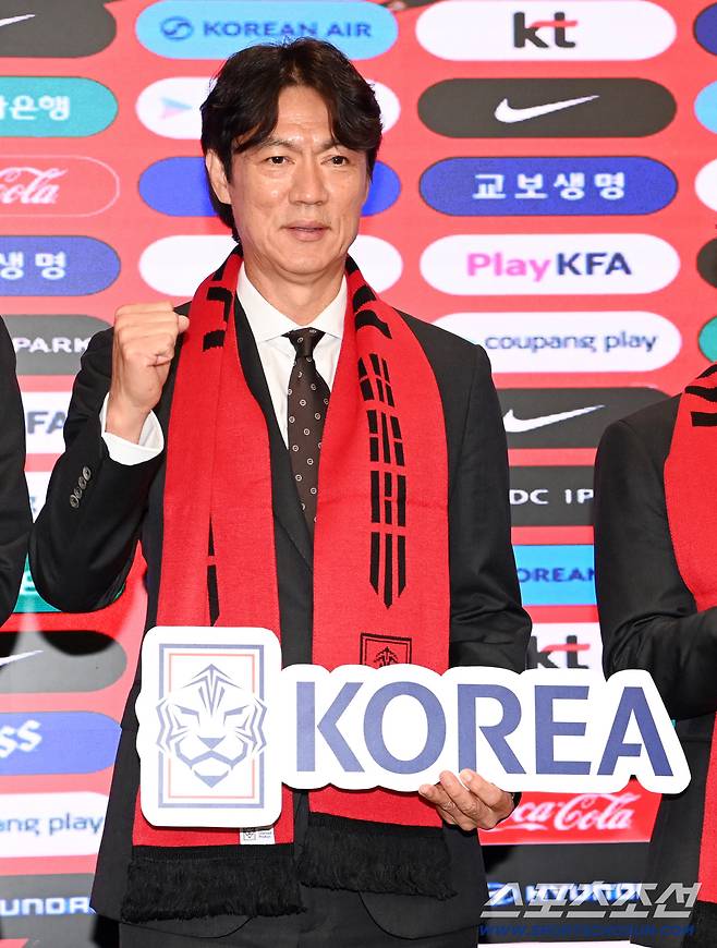 2026 북중미 월드컵 최종 명단발표 기자회견이 16일 서울 광화문 KT 웨스트빌딩 온마당에서 열렸다. 홍명보 감독이 코칭스탭과 함께 포즈를 취하고 있다. 광화문=허상욱 기자wook@sportschosun.com/2026.05.16/