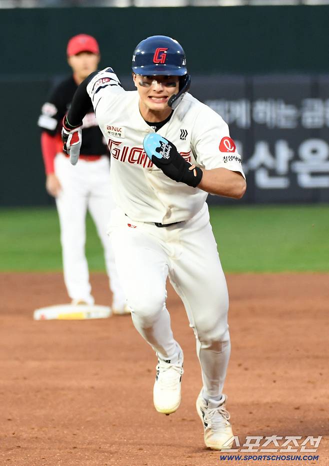 8일 부산 사직구장에서 열린 롯데와 KIA의 경기. 3회말 무사 1루 롯데 손성빈 직선타 때 윤동희가 1루로 귀루하고 있다. 결과는 아웃. 부산=박재만 기자 pjm@sportschosun.com/2026.05.08/