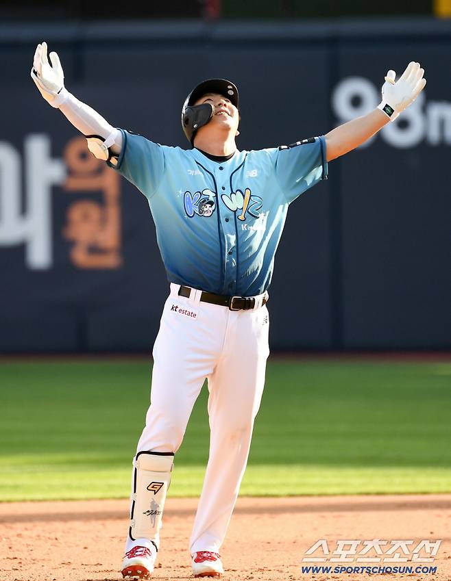 17일 수원KT위즈파크에서 열린 KT와 한화의 경기. 9회말 1사 1,3루 KT 대타 이정훈이 끝내기 안타를 날린 뒤 환호하고 있다. 수원=박재만 기자 pjm@sportschosun.com/2026.05.17/