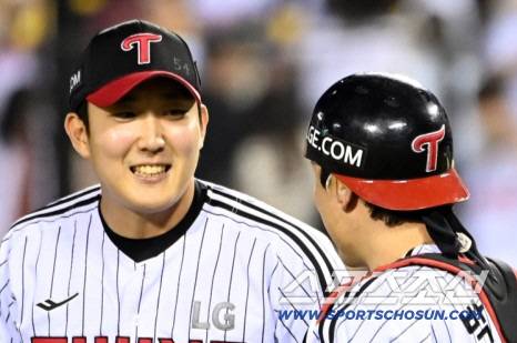 13일 잠실야구장에서 열린 삼성과 LG의 경기, LG가 5대3으로 승리하며 3연패에서 탈출했다. 승리의 기쁨을 나누는 손주영 박동원 배터리의 모습. 잠실=허상욱 기자wook@sportschosun.com/2026.05.13/