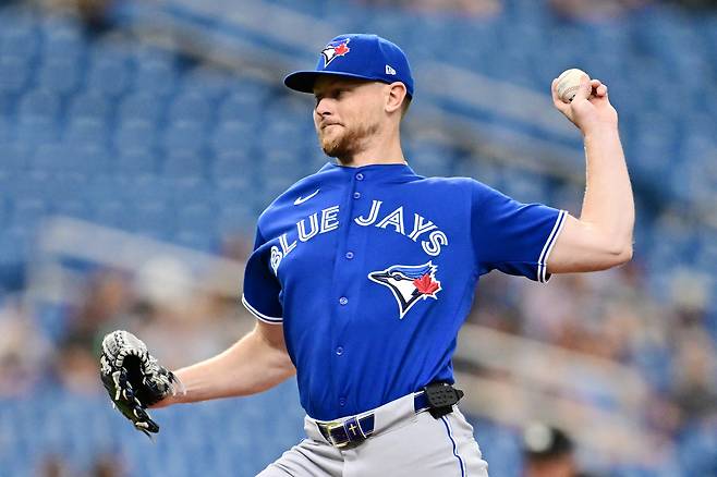 ST PETERSBURG, FLORIDA - MAY 04: Eric Lauer #56 of the Toronto Blue Jays delivers a pitch in the first inning against the Tampa Bay Rays at Tropicana Field on May 04, 2026 in St Petersburg, Florida. Julio Aguilar/AFP연합뉴스