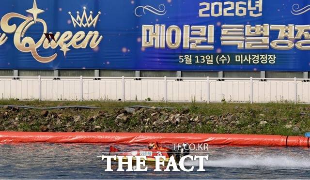 메이퀸 특별경정 경주 장면, 완벽한 찌르기로 선두를 꿰찬 이주영이 수면 위를 질주하고 있다./국민체육진흥공단