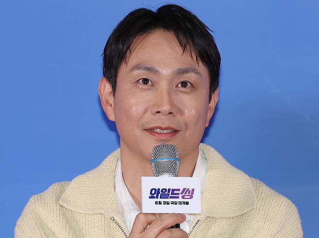 배우 오정세가 18일 서울 송파구 롯데시네마 월드타워점에서 열린 영화 '와일드씽' 시사간담회에서 인사말을 하고 있다. /연합뉴스