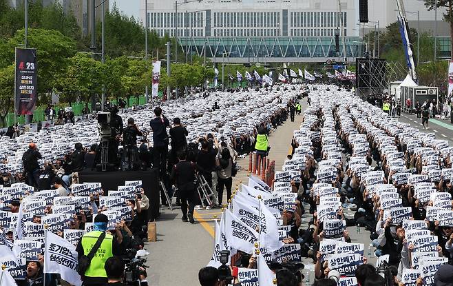 지난달 23일 경기도 평택시 삼성전자 평택캠퍼스 앞에서 열린 삼성전자 노동조합 공동투쟁본부의 투쟁 결의대회./연합뉴스
