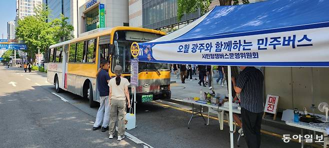 5·18민주화운동 46주년을 기념하는 ‘오월광주! 민주주의 대축제’가 광주 금남로 등에서 16, 17일 열렸다. 광주시 상인연합회와 오월어머니집 등 8개 단체는 주먹밥을 만들어 시민에게 나눠줬다. 이형주 기자 peneye09@donga.com