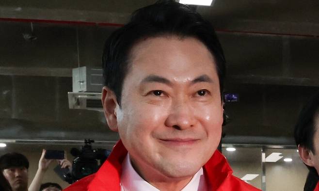 장동혁 국민의힘 대표가 17일 충남 공주시 금흥동에서 열린 윤용근 충남 공주·부여·청양 국회의원 보궐선거 후보 선거사무소 개소식에서 윤 후보와 대화하고 있다. 연합뉴스