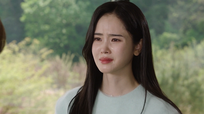 In the KBS drama Recipe for Love, So Yi-hyun, playing the role of Cha Se-ri, confirmed that Park Ri-won, playing the role of Choi Min-seo, was her biological daughter and shared a tearful embrace. During this scene, Hyungmook Kim, playing the role of Yang Dong-ik, witnessed the reunion, heightening the tension of the drama.In the broadcast, after learning that Choi Min-seos English name was Veronica, Cha Se-ri received news through a convent that her daughter had come to Korea. Later, Cha Se-ri discovered a childhood photo of Choi Min-seo and, convinced that she was her biological mother, wept uncontrollably.Meeting Choi Min-seo with the help of Yang Eun-bin, Cha Se-ri confessed that she was the biological mother who gave her the name Veronica, leading to a touching reunion. However, the fact that Yang Dong-ik was watching their emotional reunion raised curiosity about the future developments of the story.
