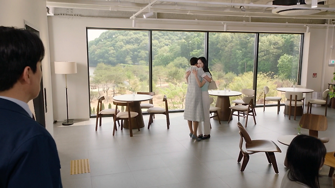 In the KBS drama Recipe for Love, So Yi-hyun, playing the role of Cha Se-ri, confirmed that Park Ri-won, playing the role of Choi Min-seo, was her biological daughter and shared a tearful embrace. During this scene, Hyungmook Kim, playing the role of Yang Dong-ik, witnessed the reunion, heightening the tension of the drama.In the broadcast, after learning that Choi Min-seos English name was Veronica, Cha Se-ri received news through a convent that her daughter had come to Korea. Later, Cha Se-ri discovered a childhood photo of Choi Min-seo and, convinced that she was her biological mother, wept uncontrollably.Meeting Choi Min-seo with the help of Yang Eun-bin, Cha Se-ri confessed that she was the biological mother who gave her the name Veronica, leading to a touching reunion. However, the fact that Yang Dong-ik was watching their emotional reunion raised curiosity about the future developments of the story.