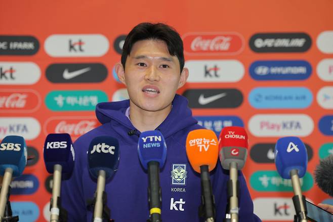 <yonhap photo-8475="">2026 북중미 월드컵에 출전하는 축구 국가대표팀 이동경이 18일 인천국제공항 제2여객터미널에서 사전 훈련 캠프가 열리는 미국 유타주 솔트레이크시티로 출국하기 전 취재진 질문에 답하고 있다. 사진=연합뉴스</yonhap>