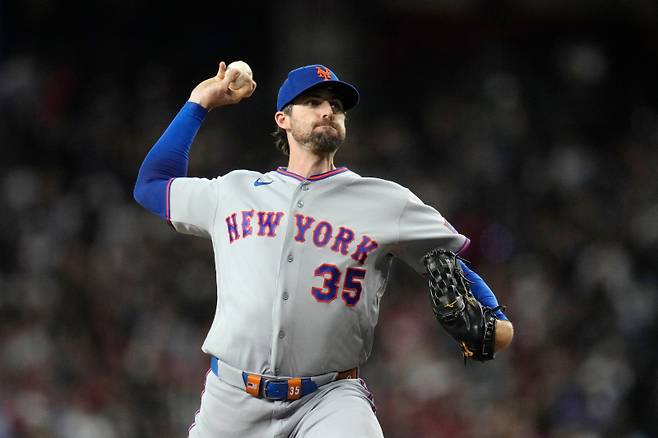 <yonhap photo-3274=""> New York Mets starting pitcher Clay Holmes throws against the Arizona Diamondbacks during the first inning of a baseball game, Saturday, May 9, 2026, in Phoenix. (AP Photo/Ross D. Franklin)/2026-05-10 08:56:47/ <저작권자 ⓒ 1980~2026 ㈜연합뉴스. 무단 전재 재배포 금지, AI 학습 및 활용 금지></yonhap>