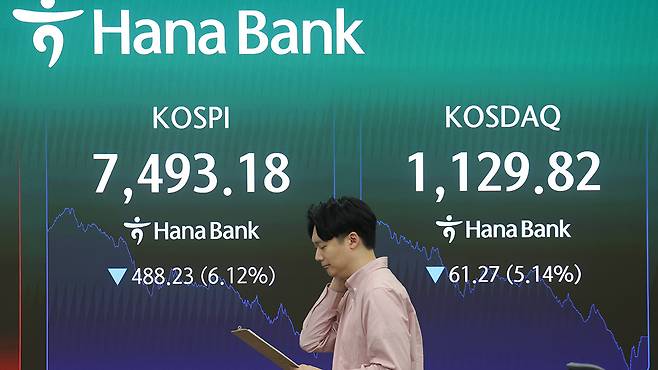 15일 서울 중구 하나은행 딜링룸에서 직원이 업무를 보고 있다. 이날 코스피는 전장보다 488.23포인트(6.12%) 내린 7,493.18에 장을 마쳤다. 2026.5.15