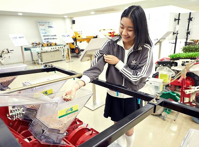 2023년 밭농업 기계화율은 67.0%로, 콩·마늘·고구마 등 8대 밭작물을 중심으로 기계화를 추진 중이다.