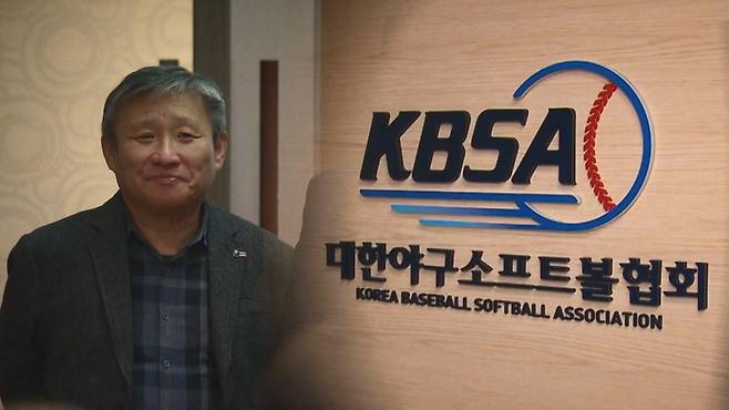 사진 1. 김용균 대한야구소프트볼협회 사무처장(사진)이 협회 직원의 아들인 고교 야구 선수에게 유리하도록 경기 기록을 바꾸라고 협회 기록원에게 요구한 사실이 드러나 파문이 일고 있다.