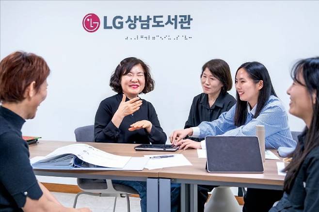LG상남도서관 ‘시청각 장애인 점자 강사 양성과정’ 수업 진행 모습. 참가자와 통역사, 강사가 함께 모여 수업을 하고 있다. /LG상남도서관 제공