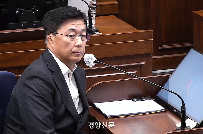 홍장원 전 국정원 1차장이 지난해 11월20일 서울중앙지법에서 열린 윤석열 전 대통령의 12·3 불법계엄 내란 우두머리 등 혐의 재판에 증인에 출석해 발언하고 있다. 서울중앙지방법원 제공