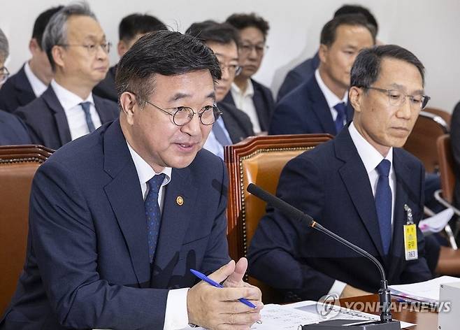 윤호중 행정안전부 장관이 18일 국회에서 열린 행정안전위원회 전체회의에 출석해 의원 질의에 답하고 있다. 연합뉴스