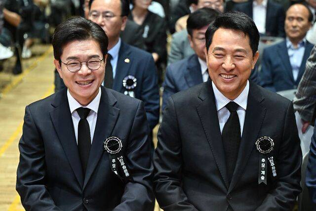6·3 지방선거 서울시장에 출마한 정원오(왼쪽) 더불어민주당 후보와 오세훈 국민의힘 후보가 18일 서울시청 본관에서 열린 5·18민주화운동 제46주년 서울기념식에 나란히 참석해 대화를 나누고 있다. 윤웅 기자