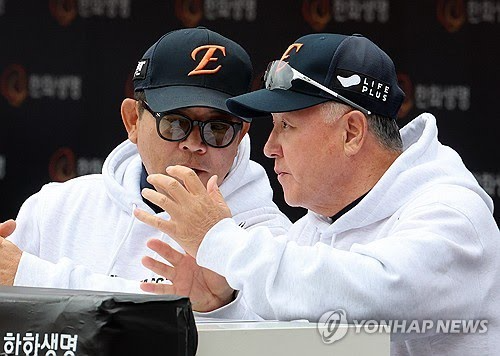 김경문 감독과 이야기를 나누고 있는 양상문 코치(왼쪽)