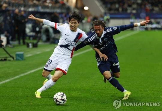 경합하는 이강인(왼쪽) / 사진=연합뉴스