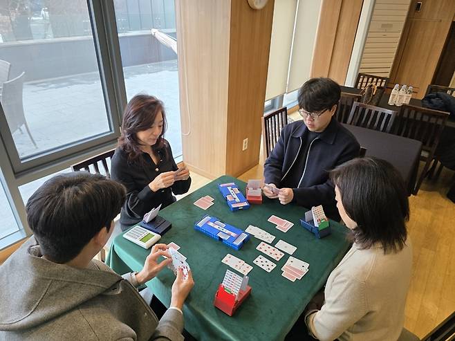 김혜영 한국브리지협회 회장(왼쪽)이 초보 회원들에게 브리지 게임 방법에 대해 설명하고 있다. 조효성 기자
