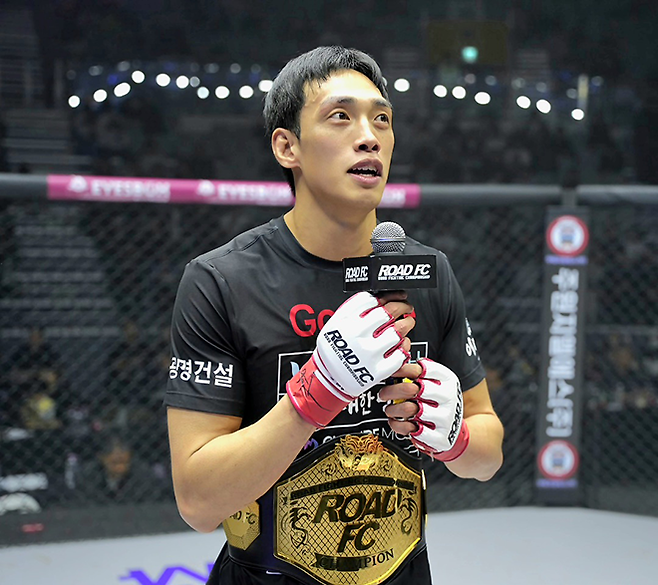 윤태영이 2025년 12월 서울특별시 중구 장충체육관에서 초대 로드FC 웰터급 챔피언 등극 후 케이지 인터뷰를 하고 있다. 사진=세계격투스포츠협회