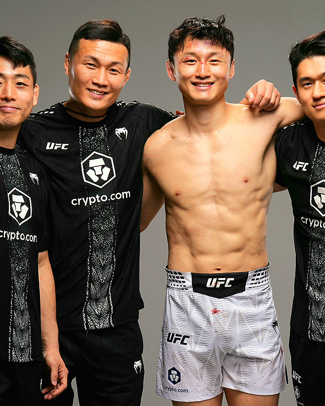 명예의 전당 헌액자 ‘코리안 슈퍼보이’ 최두호가 2026년 5월 미국 네바다주 엔터프라이즈 메타 에이펙스 UFC 파이트 나이트 276 코-메인이벤트 승리 기념 촬영을 하고 있다. 왼쪽은 UFC 타이틀 도전자 출신 ‘코리안 좀비’ 정찬성. 사진=TKO