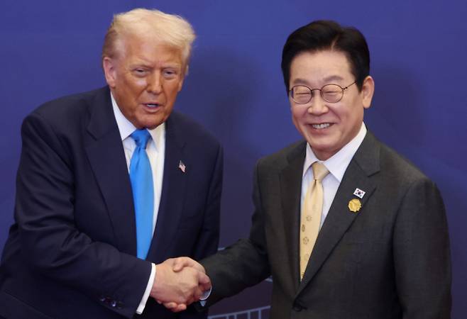 이재명 대통령이 2025년 10월29일 경북 경주 힐튼호텔 그랜드볼룸에서 열린 대통령 주최 정상 특별만찬에서 도널드 트럼프 미국 대통령을 영접하고 있다. / 사진=뉴시스(대통령실통신사진기자단)