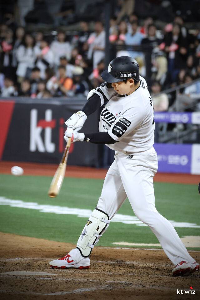 이정훈이 안타를 치고 있다./KT 위즈 제공