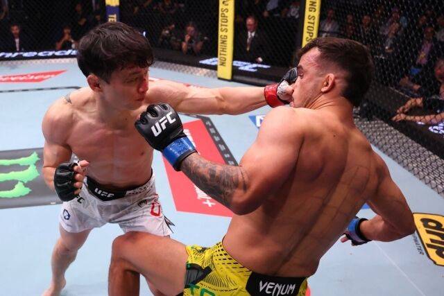 최두호(왼쪽)가 17일 산토스와 대결에서 왼손 펀치를 작렬하고 있다. /UFC 제공